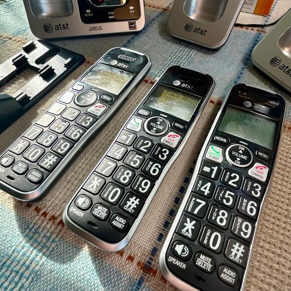 AT&T 4 Handset Cordless Phone Answering System CL82415 - Picture 8 of 14